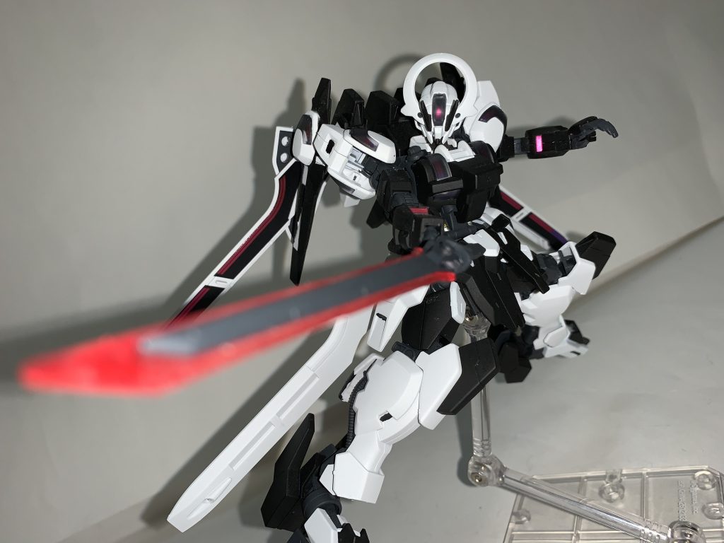 γナノラミネートブレードラグナロクの中央ユニットにあたるγナノラミネート技術を採用された刀剣。圧縮したエイハブ粒子が送り込まれた刀身は特殊なナノラミネート構造である「γナノラミネート反応」を発生。 この状態の刀身は赤く発光し、接触した装甲のナノラミネート構造を破壊するという効果を持つ。