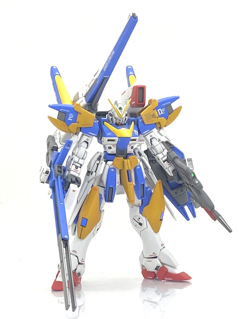 デカールは主人公機かつリガ・ミリティアのフラッグシップな機体なのでかなり考えました。MGV2アサルトバスターガンダムのデカールにリガ・ミリティアのとかウッソのマーキングはあまり無いのに困り・・・ガンダムホビーライフ付録のデカールに該当する物があったので迷わず実戦投入しました。ウッソはスペシャルな存在かつザンスカール戦争での英雄なのでパーソナルマークのイニシャルの「Ü.E.」は追加武装のパーツに貼り、リガ・ミリティアのマーキングも右肩やメガ・ビーム・シールドに貼っていきます。小型機体なのでMGのデカールはあまり使えないので、いつものHGユニコーンガンダム用と閃光のハサウェイ用の似た様なデザインをMG ver,kaの説明書を見ながら貼っていくのですが・・・小さいので貼るのに苦労しました。当時の設定からありましたA21の機体番号のマーキングは絶対に貼りたかったので左肩や臀部に貼り、ウッソ機のイメージを出しました。所属艦のリーンホースJrの英語表記は馬のHORSEではなく、力のFORCEであり、なのでReinforceの頭文字のRFの表記を貼っています。完成した時は勿論、WINNERS FOREVERを流しました(笑)。