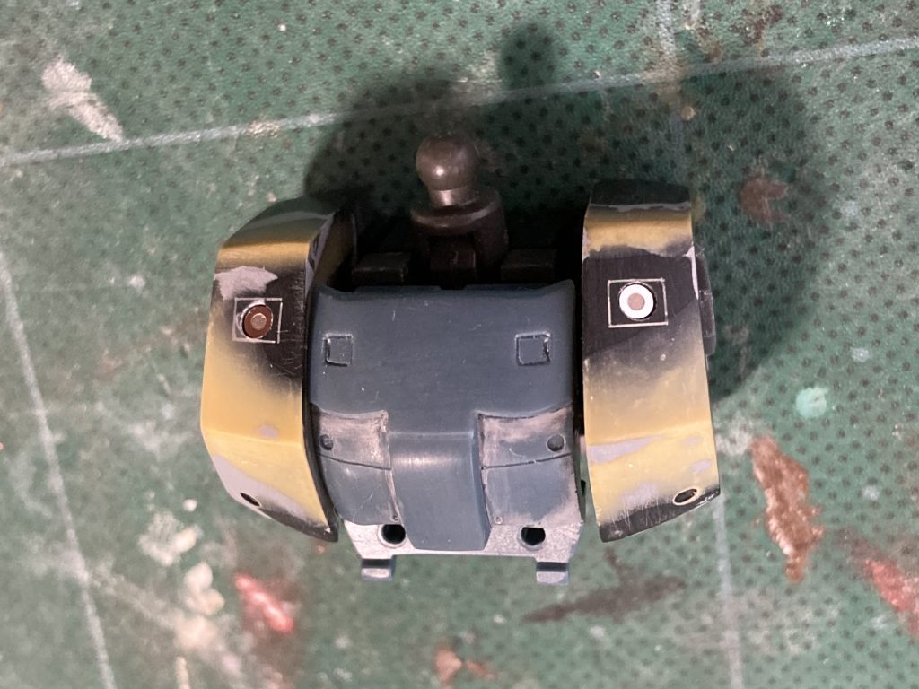 四角いハッチ的なモールドをやめて、元々の丸モールドに変更してエッチングパーツ貼り付け