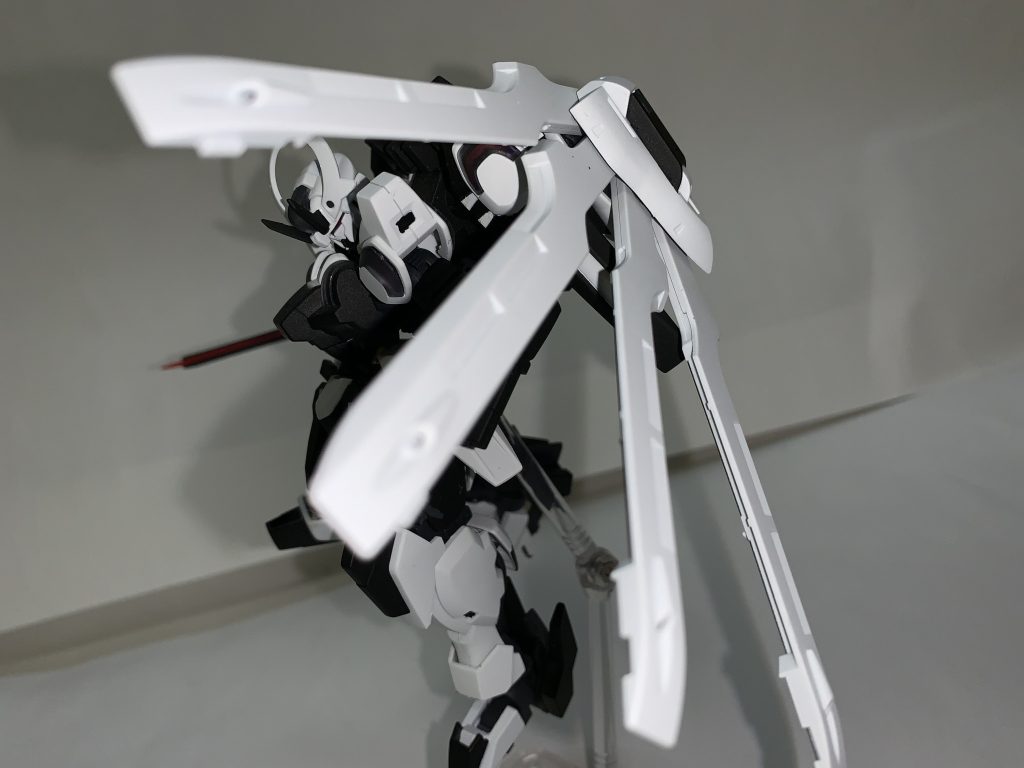 ラグナロク(ベルセルクモード)ガンダムパイモンが阿頼耶識リミッター解除時に使用できる形態。リミッター解除時のスペックを大幅に向上し、機動力はアサルト形態の2倍になり、エイハブ粒子の圧縮を飛躍的に安定させ、常時γナノラミネート反応を発生させ、大群のモビルアーマーを狂戦士のごとく無双する。