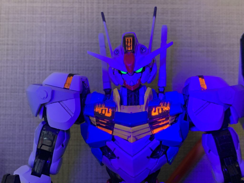 ブラックライトで光ります