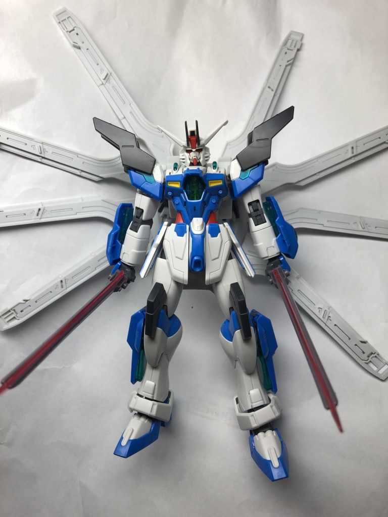 バックパックの付け替えだけだとつまらないので、シュバルゼッテのパーツを使ってヘリオスに少し変化を加えました。