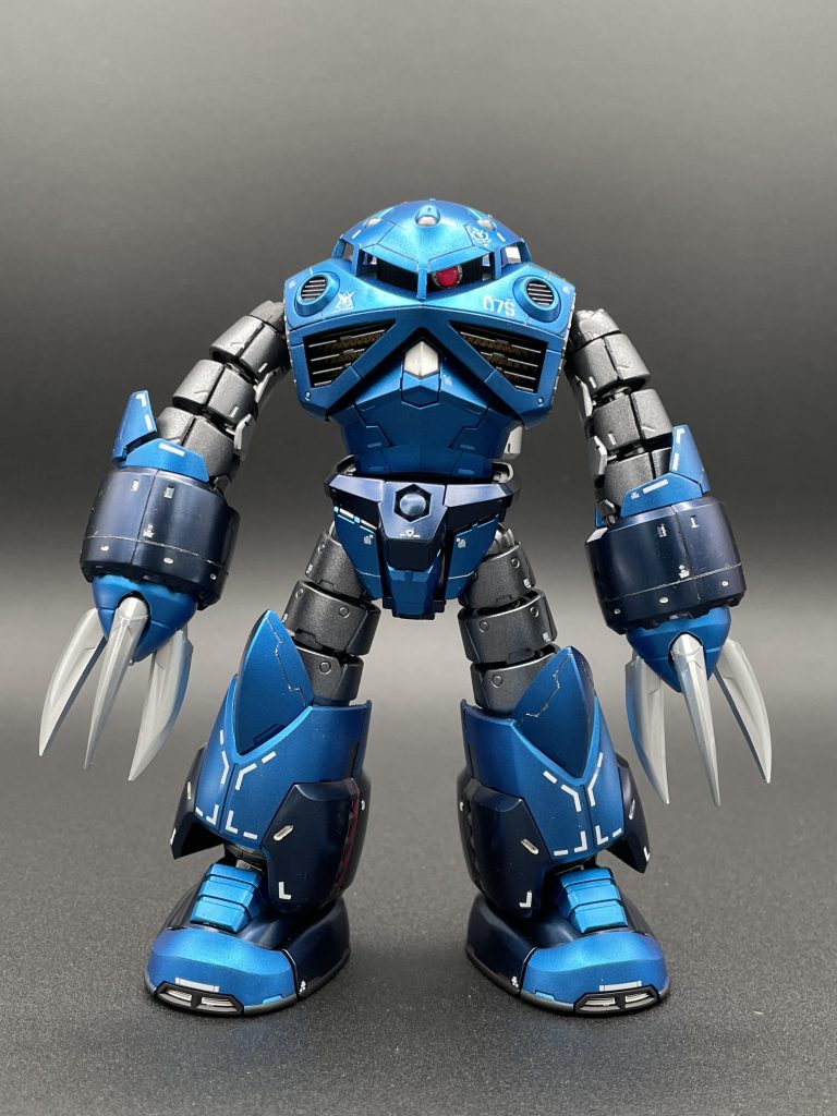 モノアイは、付属しているクリアーパーツに蛍光ピンクで塗装。その周りはクロームシルバーで塗装しました。