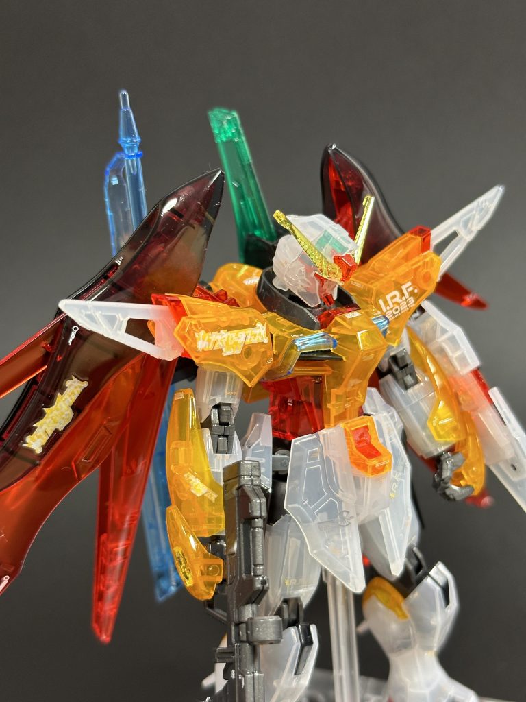 なおイナズマロックフェス2023では、ロックフェスでありながらバンダイのガンプラブースが出展しており、ガンプラ1点以上の購入で限定マーキングシールが貰えました。自分はせっかくだからと、西川さんが声優のハイネ専用デスティニーを買ってきたのでした。ブースではエコプラ1/144ガンダムの無料配布も行われており、おそらくガンプラに興味がないであろうお客さんも大勢並んで貰っていて、新規層開拓に一定の効果がありそうでした。