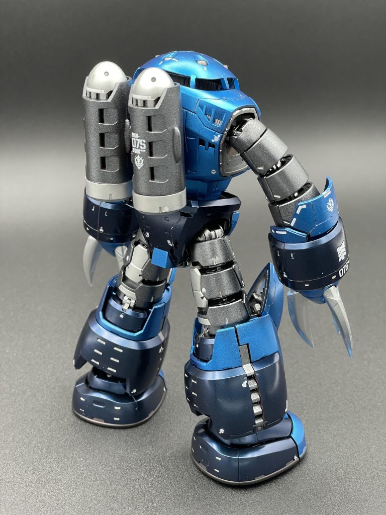 色は、ガイアさんのプライマリーブルーメタリックを主体に、濃い青はプリズムブルーブラック、バックパックや上腕、膝はクレオスさんのメタルブラックで塗装しました。