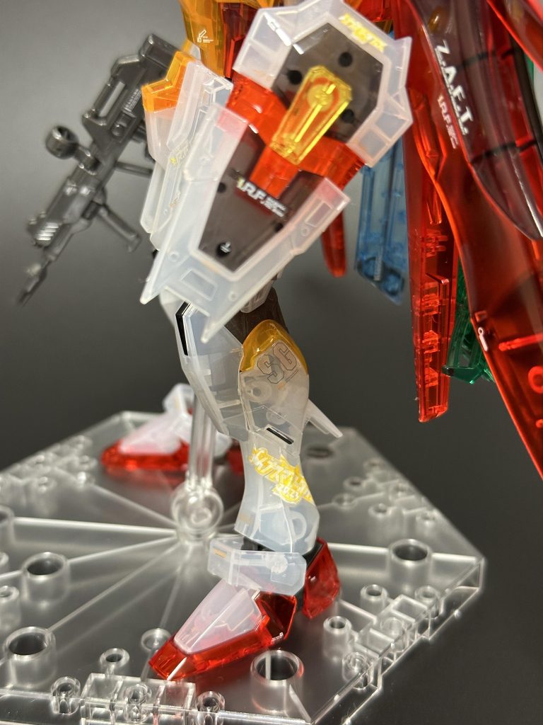 イナズマロックフェスのマーキングシールに加え、手持ちの各種デカールを多数貼っています。白パーツにはオレンジ色のコーションデカールを貼ってみたものの、期待したほど映えなくて残念。オレンジ/赤パーツに貼ったデカールは綺麗で気に入ってます。