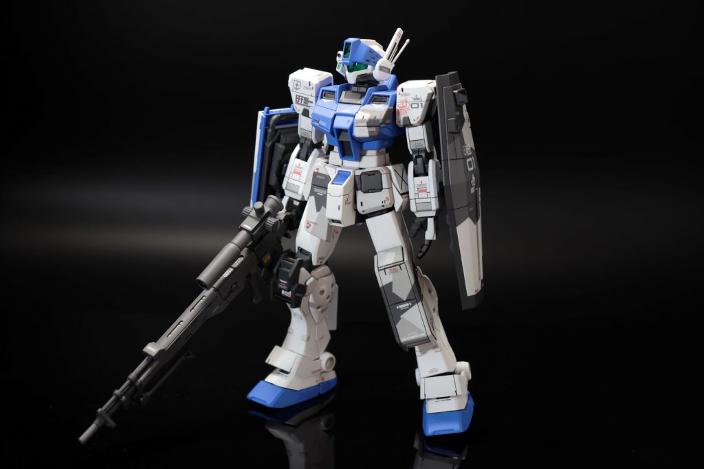 通常シールドはHGリバイブガンダムから流用。ロングレンジビームライフルはカスタムパーツから。