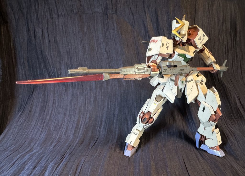 「その妻はガンダムを駆る。」 クアイエットゼロ事件の後、全て落着したかに見えたアドステラ世界。スレッタマーキュリーは入院、グエルジュタークは社長就任、シャディクゼネリは逮捕、エランケレスはペイル社退職。と、エース不在のアスティカシア学園は「現ホルダーは誰なんだ問題」が湧き上がり、それぞれが勝手に白制服を着用しホルダーを自称する事態に発展。学園内で新たな派閥と対立を産む形となった。これを重く見た株式会社ガンダムCEOミオリネレンブランは「現ホルダーは未だスレッタマーキュリーである」と言う信念の下、株式会社ガンダムで開発中の新システム「モビルトレースシステム」を、パーメット消失を免れたガンヴォルヴァに組み込み、学園内ホルダー争奪闘争に身を投じるのだった。