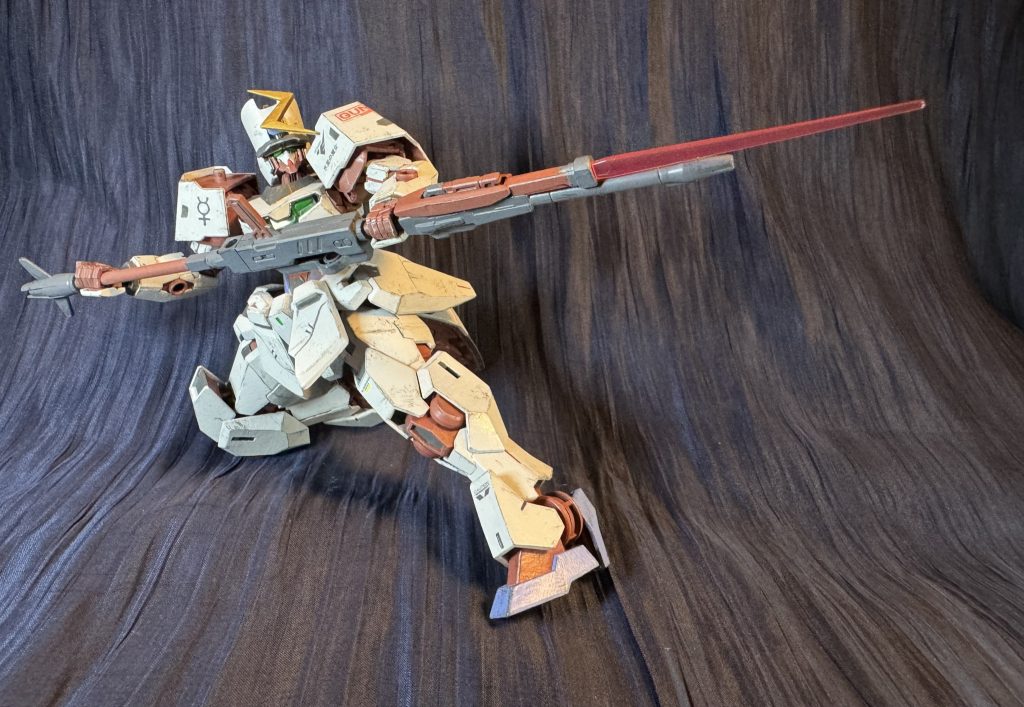 株式会社ガンダムの開発したシステムとは、動作をトレースし機体に伝え、機体情報をパイロットに伝えるインターフェース・GUNDスーツを着用の上コクピットに搭乗。これによりパーメットの体内流入をスーツで堰き止めようとする試み。動作で18m級MSを動かす身体的負荷は大きいが、人間が宇宙での身体能力を維持するトレーニング効果もある。と開発担当のベルメリア女史は語る。