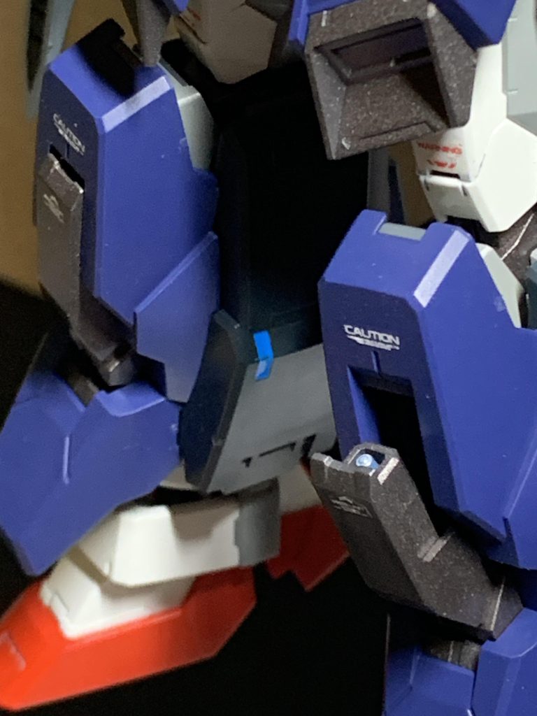 肩と足のハッチが開いてなんか出ます。