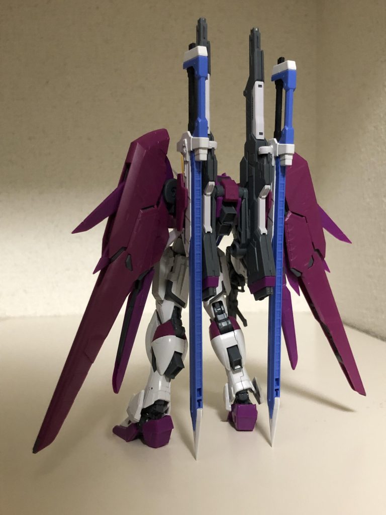 というわけでデスティニーインパルス。本体は以前発売されたRGインパルスをベースに、デスティニーシルエットを完全新規造形で仕上がったプレミアムバンダイ産です。そもそもRGインパルスを購入したことがないので、色々と知らない状態で組み立てたのですが、いやぁいいっすね…。普通にRGインパルスが良キットすぎて中々。プロポーション完璧、可動域すごい、程よい保持力と新規のデスティニーシルエットの装備のゴテゴテがプラスですごくボリューミーなキットです。すごくいい。