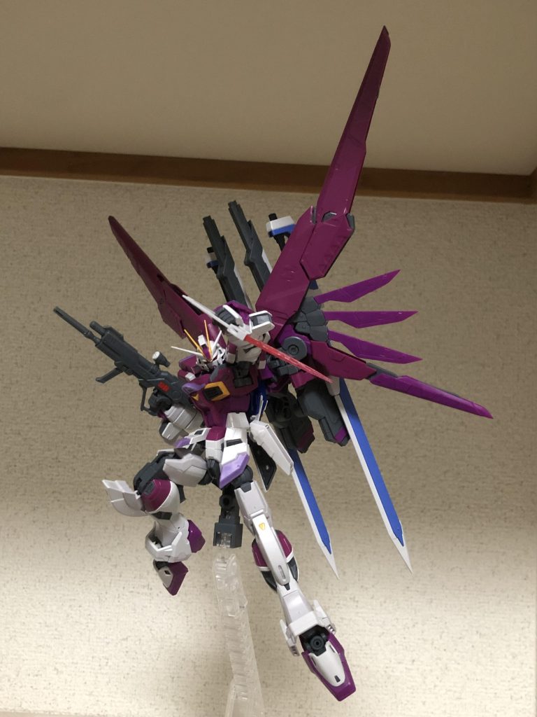 ここから色々なポージングをいくつか。ちなみにどうでもいい話ですが、自分デスティニーインパルスを初めて知ったのがGジェネオーバーワールドで青いデスティニーインパルスが出てきてそれで知ったんですよね。インパルスにデスティニー装備とかロマンすぎん？とか思いながら愛機として使ってました。そんなロマン機なのに劣悪燃費の欠陥機というギャップが好き。