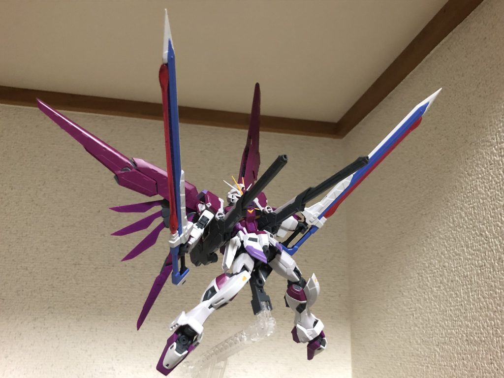 エクスカリバーレーザー対艦刀これが欲しかった()。というか遂に手に入れた立体物のエクスカリバー。MGインパルスも当然RGソードインパルスも購入したことないので、割とマジで立体物のエクスカリバーを肉眼で初めてお目にかかる。やっぱかっこいいよエクスカリバー。そんなエクスカリバーはやはり持ち手の保持力が怪しい。固定用のピンがあるけどちょっと動かしたら外れるし、なんなら自重でハズレこともしばしば、なので画像のやつは両面テープでちょっと補強しています。ただ腕自体の保持力は抜群なので関節が摩耗してヘタレない限りは普通に持たせられることはできる。連結状態のやつを片手保持はそれこそ補強しないと無理でした。