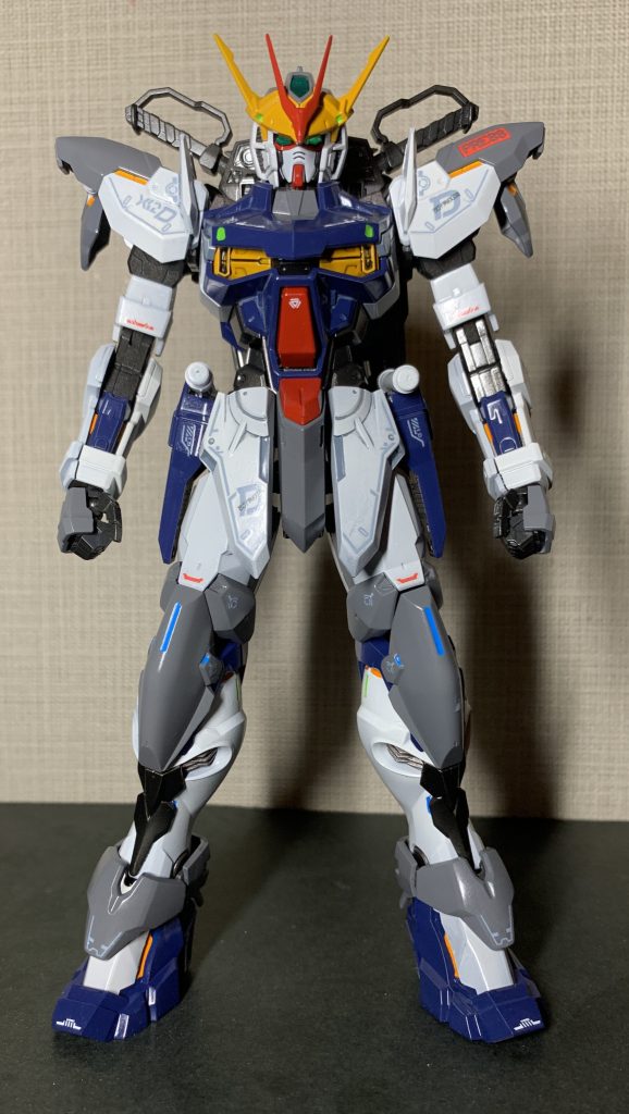 SEED系はパーツ分割が細かいので色分けしてみました自分の作品ではこの機体に限らずMSは大きい機体なので各所にセンサーがついているだろうと思ってブルーやグリーンで部分塗装しています