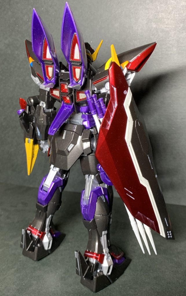 バックパックのパーツ分けも細かくて素組みでも満足できると思いますが自分は色を塗らないと気が済まない病気になってしまっているので全部塗装しました