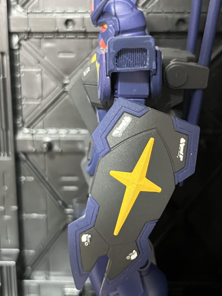 肩が関節丸見えだったので、スラスターを追加して見栄えを良くしています。