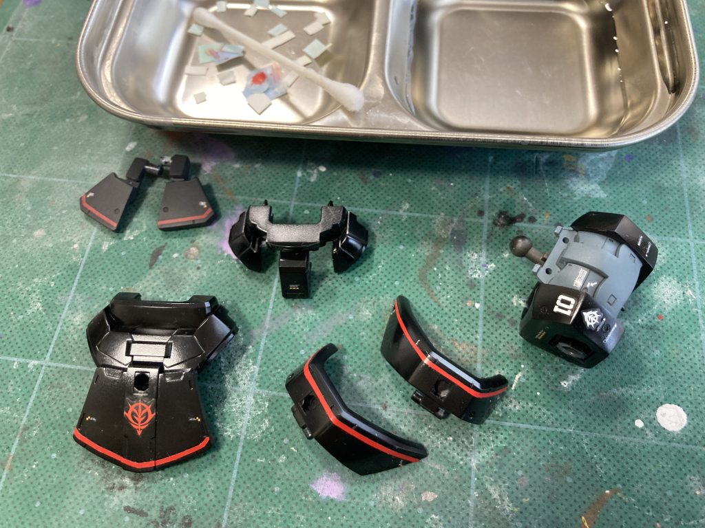 デカール貼り中