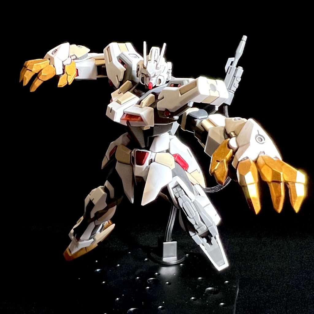 ビルストの胸部装甲から新獣王の雰囲気を感じ取り、制作に至りました。カラーは悩んだのですが...真っ白ではなく、サンドカラーを要所に加えています。(超合金を参考にしました)情報量が増えて良い感じになりました。お手軽な改造+色変えですが、案外モチーフに近付いていて気に入っています。後は砲撃戦に特化したアーマーだとか、鳥型のMAとか作って着せ替えをやってみたいですね!最後までご覧いただき、ありがとうございました!
