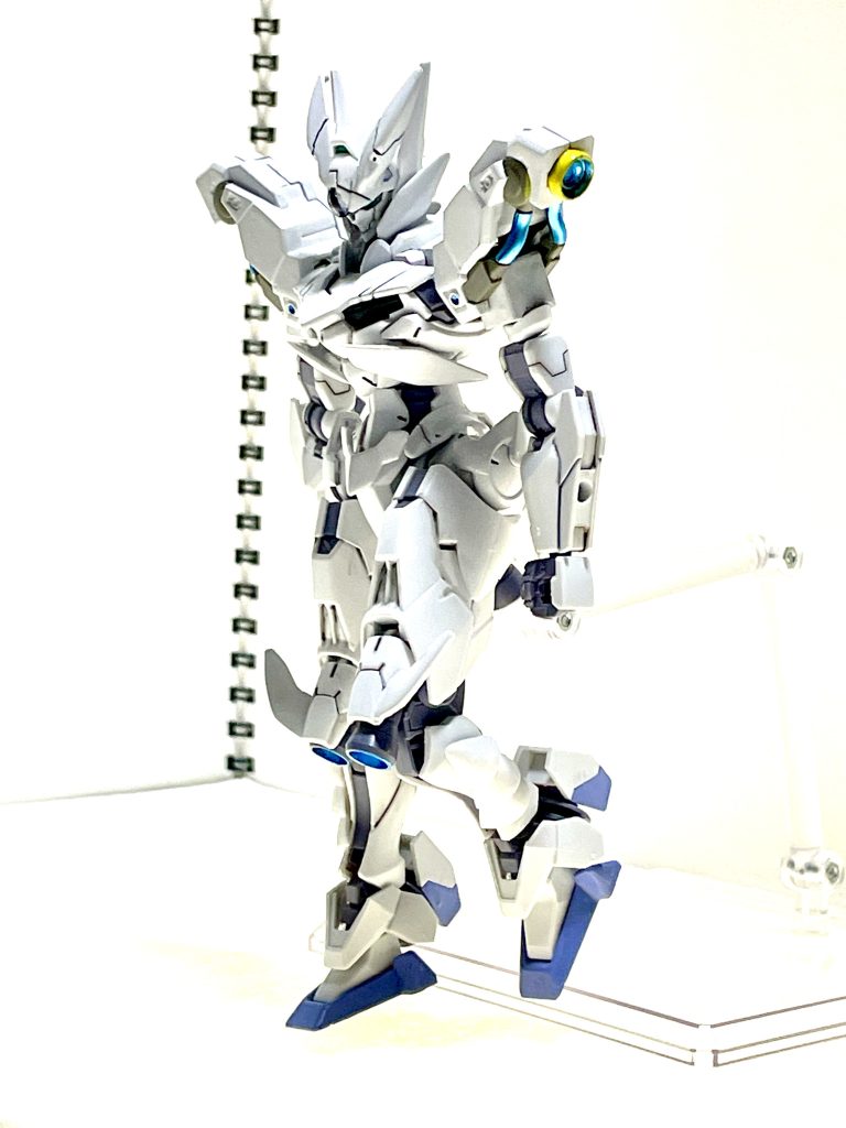 詳細は、物語をご覧いただきたいですが、デザインコンセプトは、ルブリスであり、ガンダムキャリバーンであり、「大鹿の悪魔」にも見えるように、です。そして、「GUND-ARM・ルブリス・エオル」ではなく、本機は、あくまでも「エオル」です。なぜシェルユニットが無いのか？よろしければ、拙作「双子座の魔女」をご覧ください。