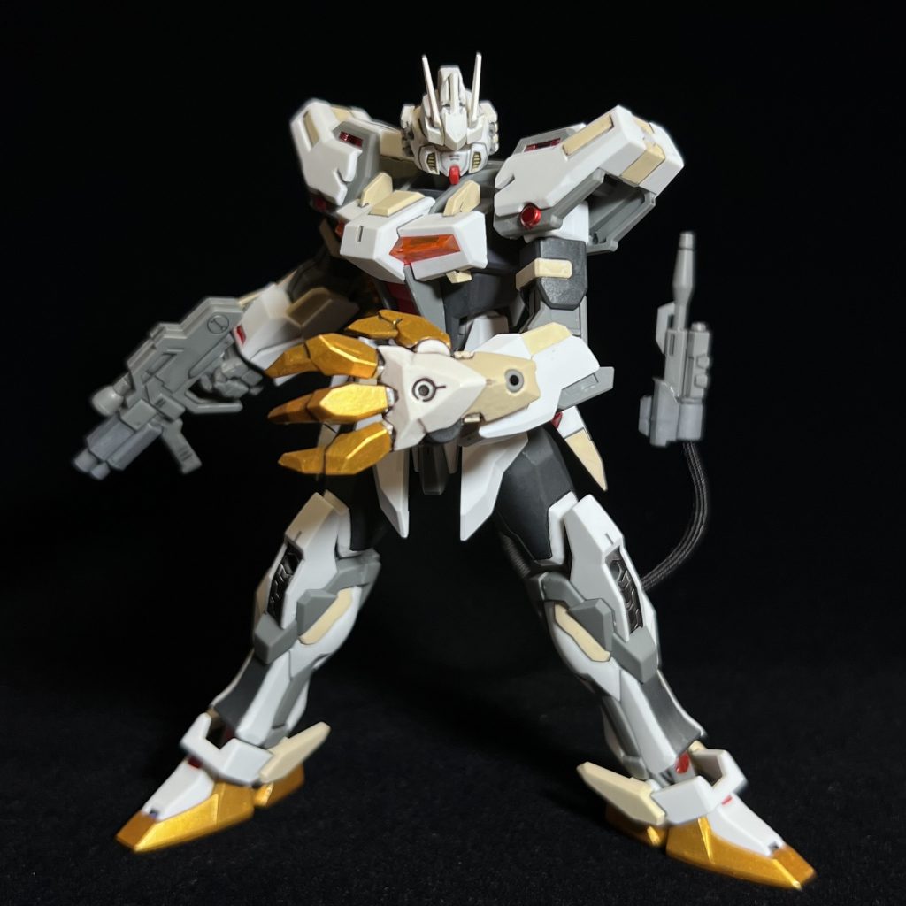 ビームライフルはショートバレル化し銃口も2口にしています。切り離した銃身は尻尾に移植しました。