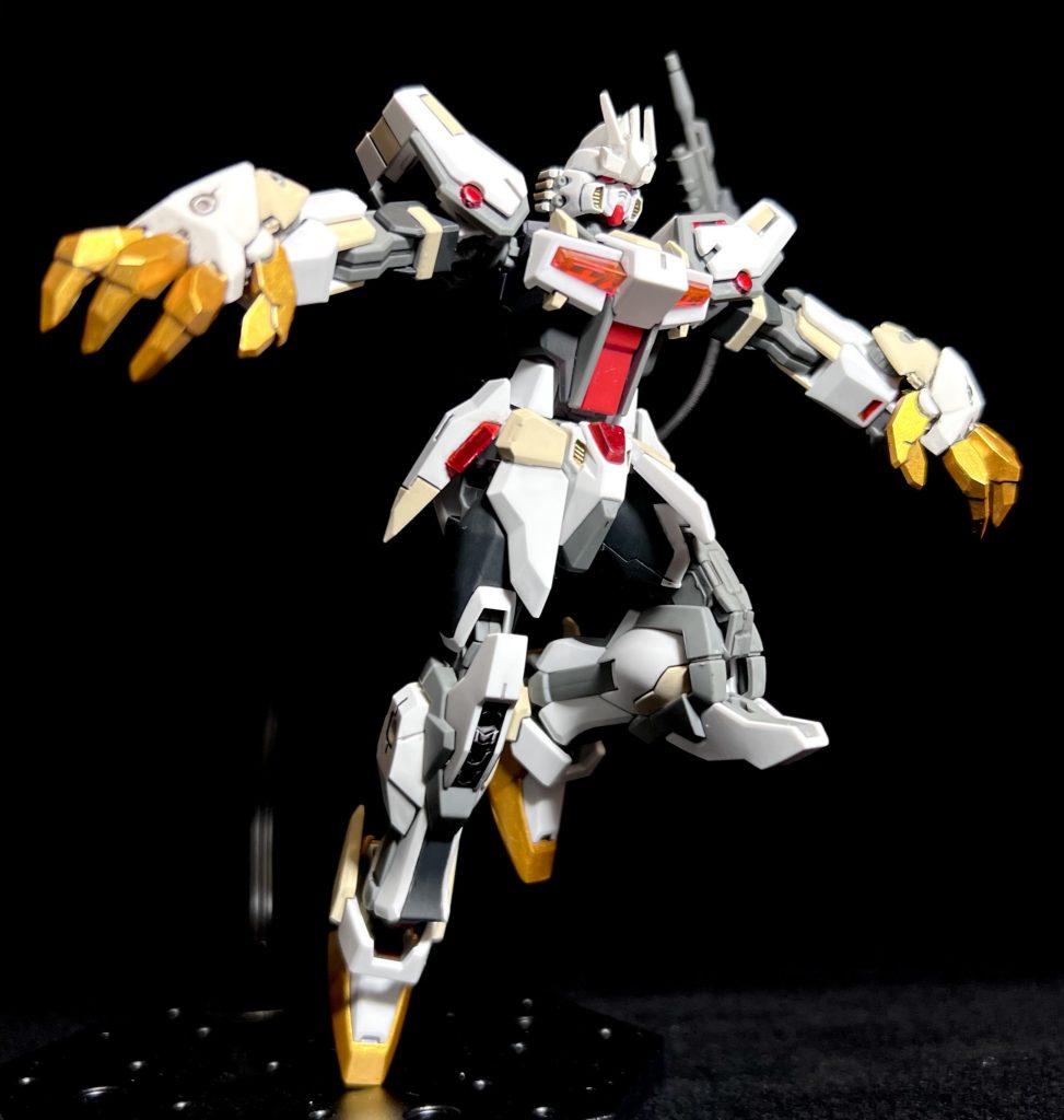 ジャンプ!尻尾は針金内蔵でウネウネ動くのですが、躍動感を伝えるのが結構難しいです