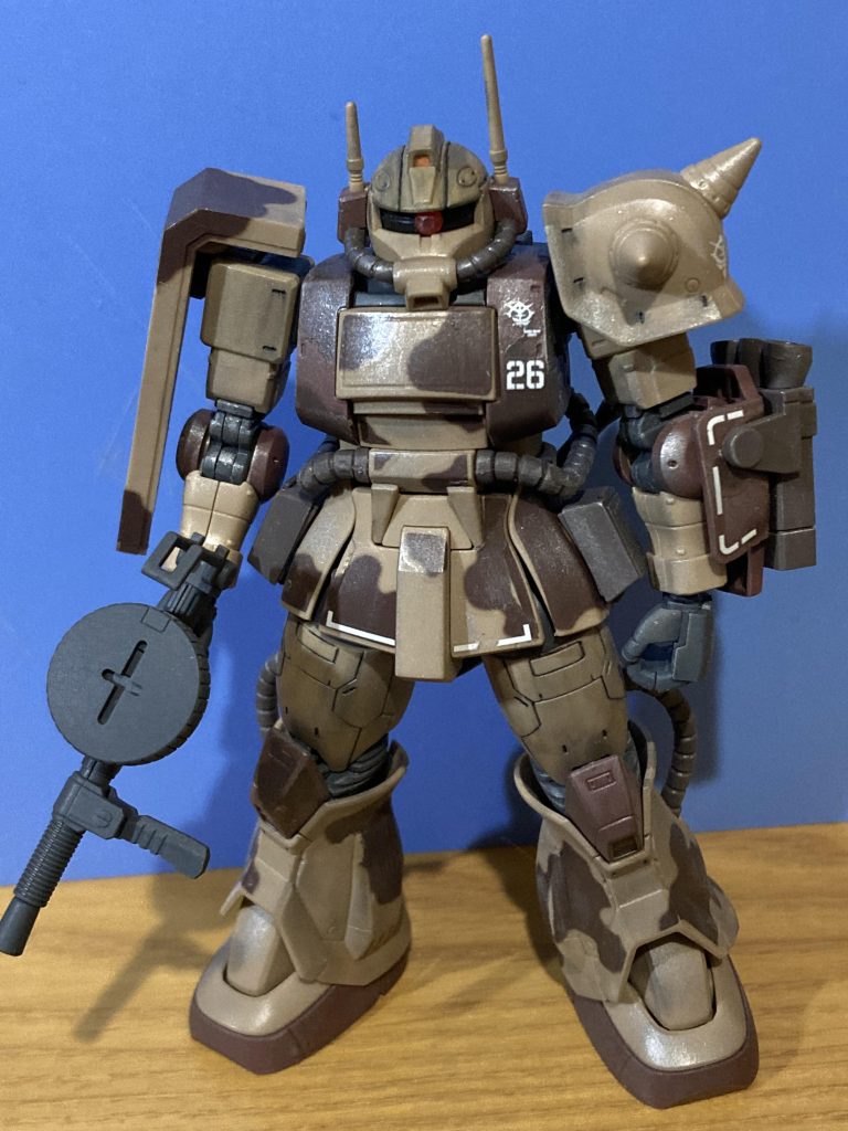 [兵士B]    しかし、骨董品だなぁ。まるでロートルの俺たちそのものだな[兵士A]    これでも昔は名のある部隊長と共に戦火を潜り抜けた機体なんだぜ？[兵士A]    その隊長さんはドムのマイナーな何つったかな？顔にザクみてぇなパイプがくっついてる奴に乗り換えちまうってんでお下がりが同じ隊の自分に回ってきたってわけよ[兵士A]     エレカGPでもマイカーだってそうだが半年、1年毎にすぐ新型に乗り換えるか？MSの技術の進歩は確かに早いが余程お化け性能か中身がニュータイプとやら言う人の形をした宇宙人でもない限りは結局は中身にかなり左右されるもんよ。ましてこっちは開戦前からMSの基礎やら戦術やら散々叩き込まれたからな[兵士B]    そんなもんか？[兵士A]    ま、まだ暫くはやれるさ。もしヤバそうなら大量にスモーク炊いてミノフスキー粒子ばら撒いて命大事に全速力でトンズラよ