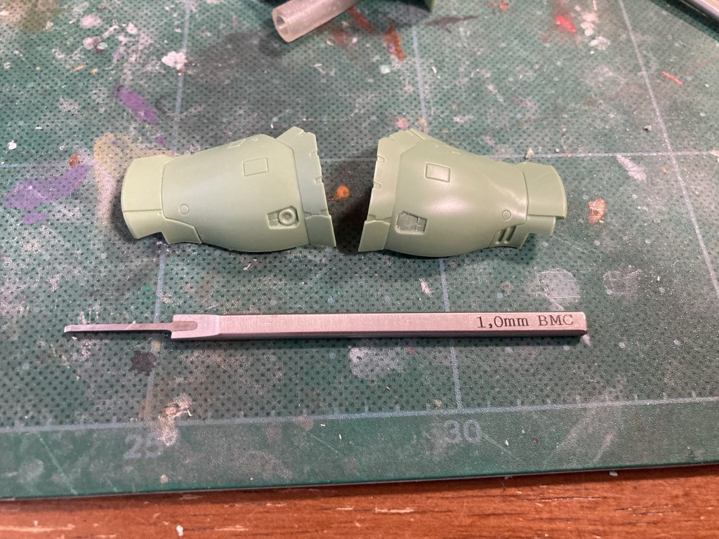 脚部バーニアの緩いモールドを削り取り