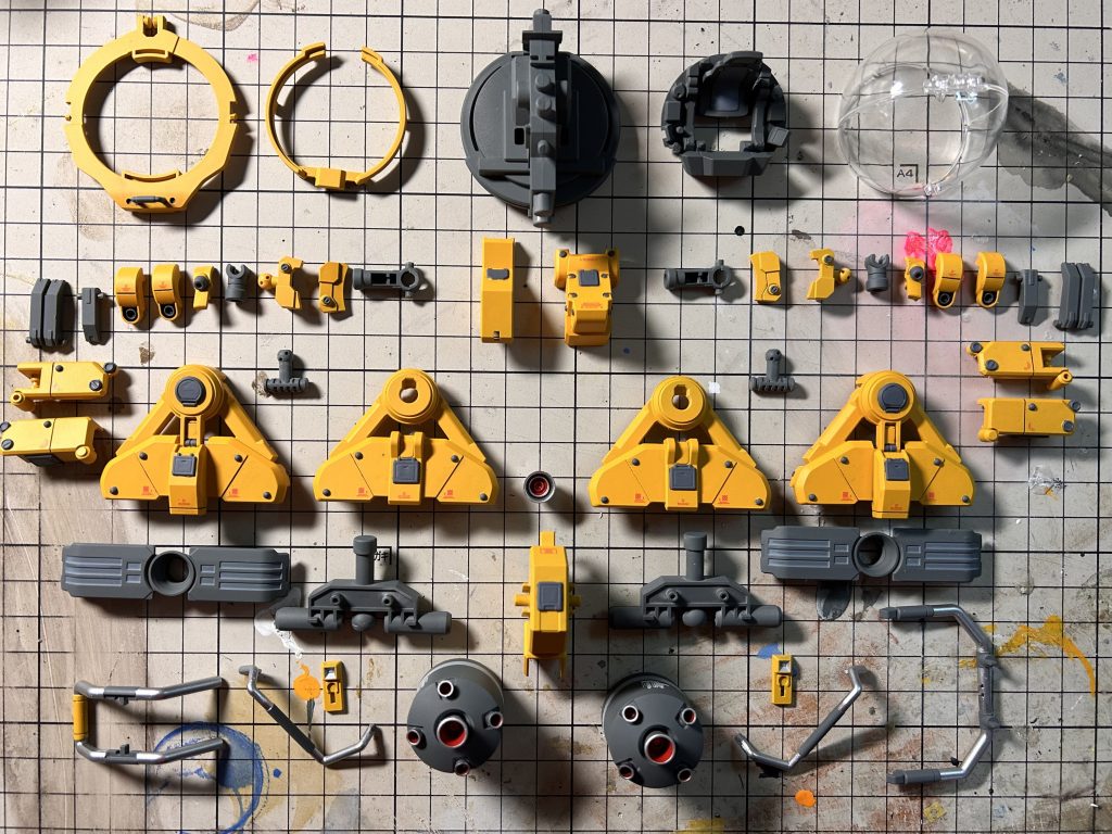 組み立て前はこんな感じで、成型色のパキッとした黄色より全体的に落ち着いた色味にしてます。