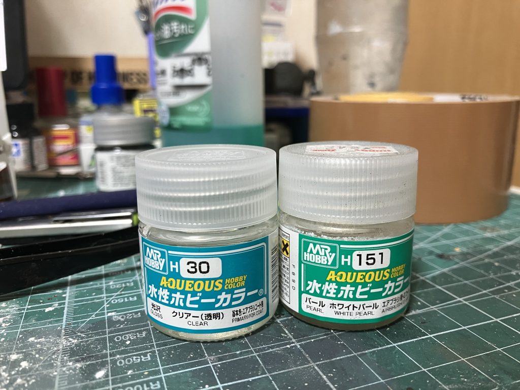 ホワイトとライトグリーンのパーツにホワイトパールを吹きつけた後、光沢クリアーでコートしました。