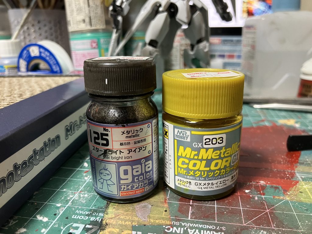 内部フレームはガイアのスターブライトアイアンイエローのパーツはGXメタルイエローで塗装しました
