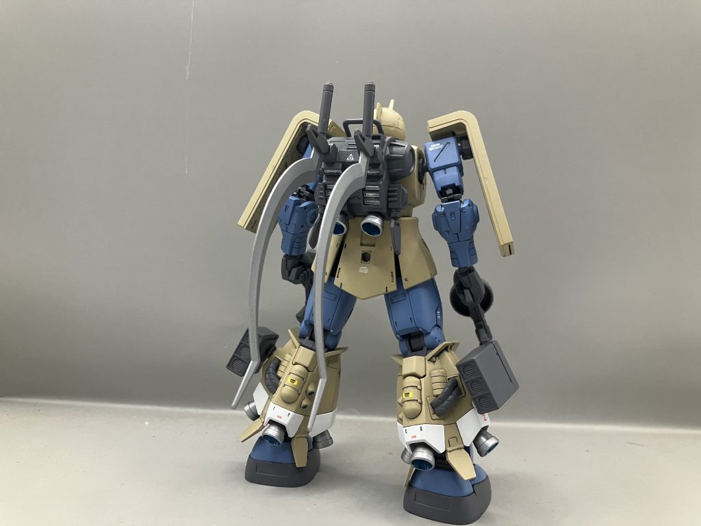 オリジン版高機動型ザクの脚部とバックパックを移植しています。機動力の向上を狙っています。