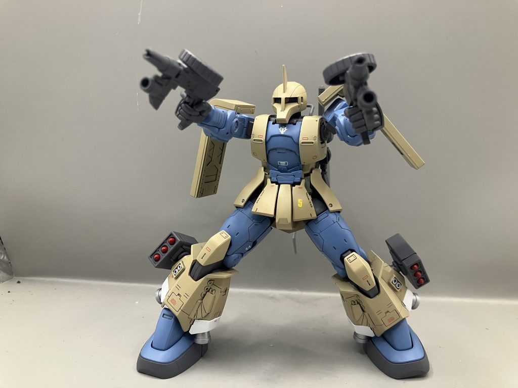 ザクマシンガンはストックを切除しバレルをショート化脚部には旧HGUCザクのミサイルポッドを搭載