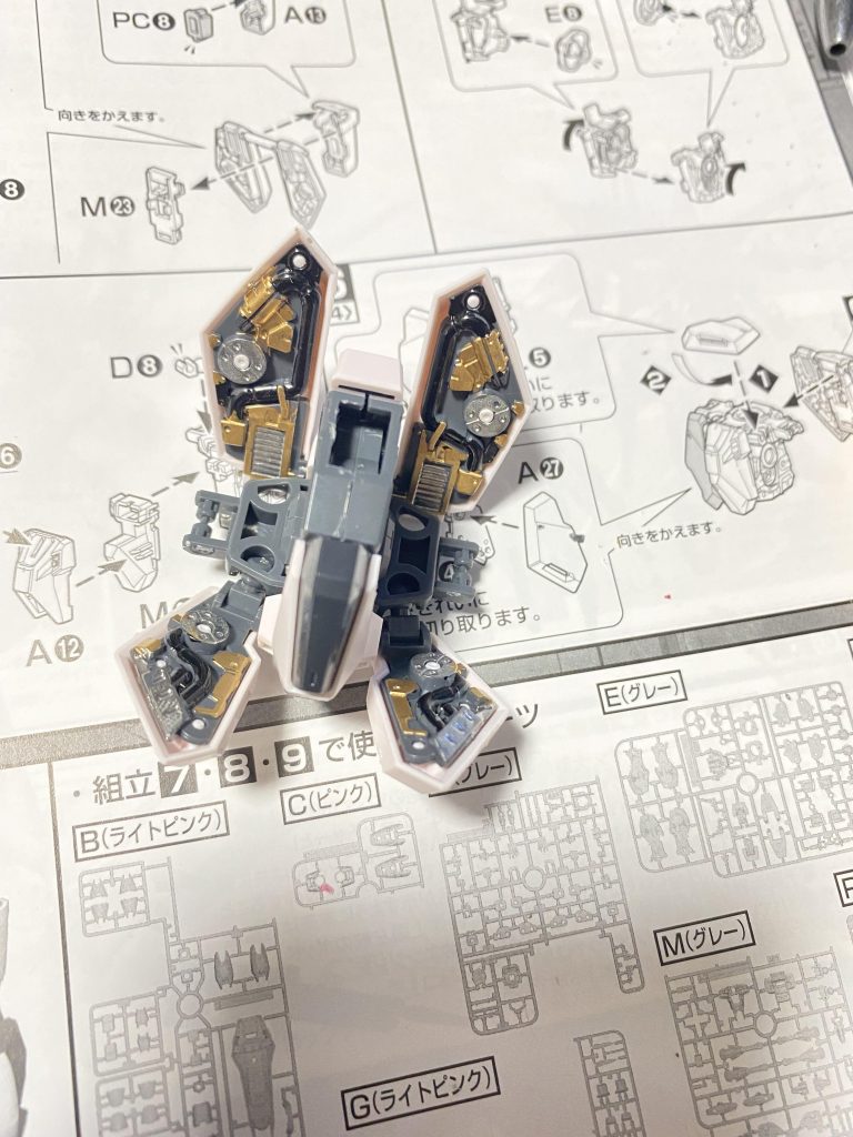 今回は内部パーツをガンダムマーカーで初塗り！