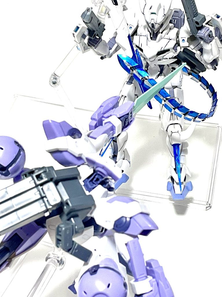 間一髪、脇下に逸らした！