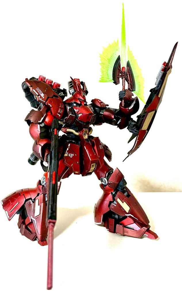 ビームマシンガンのバレルを伸ばしました。(プラパイプをつけただけですが。)ビームサーベルのグラデーションもまあまあです。