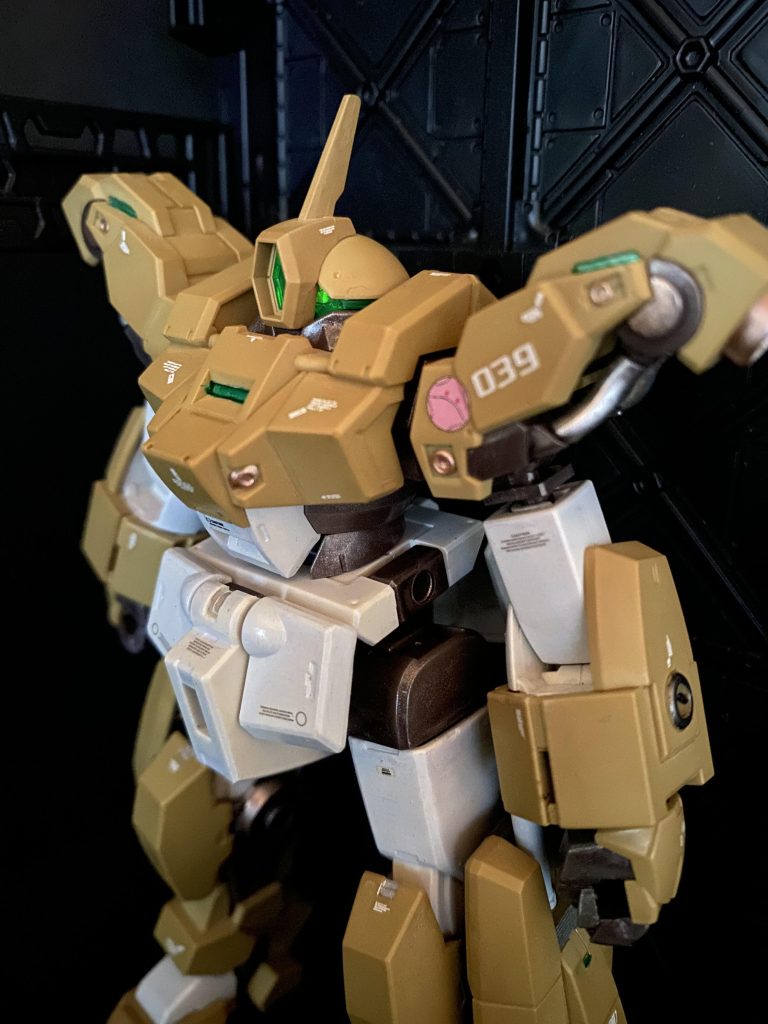 普段の生活で使われる家電から、作業用・軍事・警備用に使われる重工業製品までを一挙に手掛ける総合電機メーカーでありながら、自社製品におけるその主張は一貫しており、主力モビルスーツ製品のデミシリーズも、おおよそ兵器と言うには似つかわしく無い、丸く可愛らしい見た目をしている。駆動系統も実にシンプルで、マニュピレーターに至っては指は3本しか無いが、これはロボット工学的には最小限かつ充分な本数であり、何も人と同じ5本指である必要は無いのだと言う。