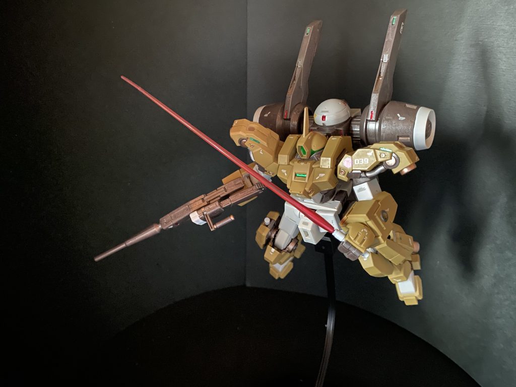 それはデミシリーズの次世代コンセプト実証機であるデミバーディングにおいても、変わらない事なのだが、、、「アスティカシアのブリオン寮から帰ってきたデミバーディング、ビームライフルの銃身がどうも曲がっているようなんです。テストの為に搬入されていたタイミングで、先日の学園襲撃事件に巻き込まれたって言うのは聞いていたんですけどね。。ただ、専用ライフルの素材には剛性に優れた新型合金を使用してるんで、通常戦闘の範囲内なら、鈍器みたいな使い方でもしない限り歪みが出るような事は無いはずなんですけどね〜？」