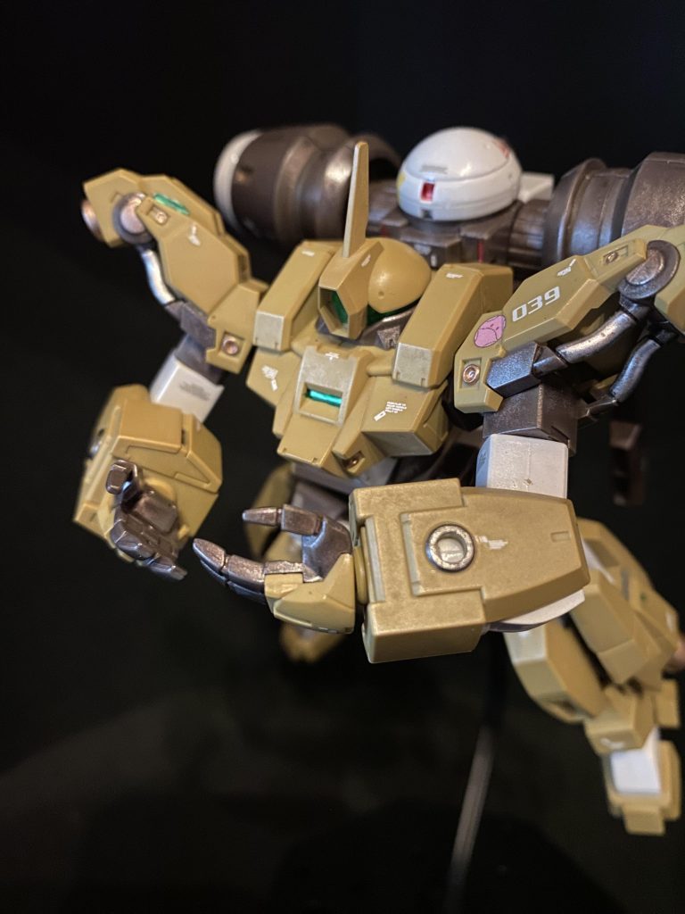 その恩恵か、少ない部品数かつ丈夫な設計になっており、初めてモビルスーツに触れるアスティカシア高専の学生や、日常的に発進回数の多いフロント管理社の現場には好評だという。さらにはデダラスというギリシャ神話の名工の名を冠したマルチツールシステムが用意され、MS用の工作機械から、オプション兵装までが共通規格化されているが、これもパイロット・メカニック双方の立場において非常に使い勝手のいい仕様となっている。