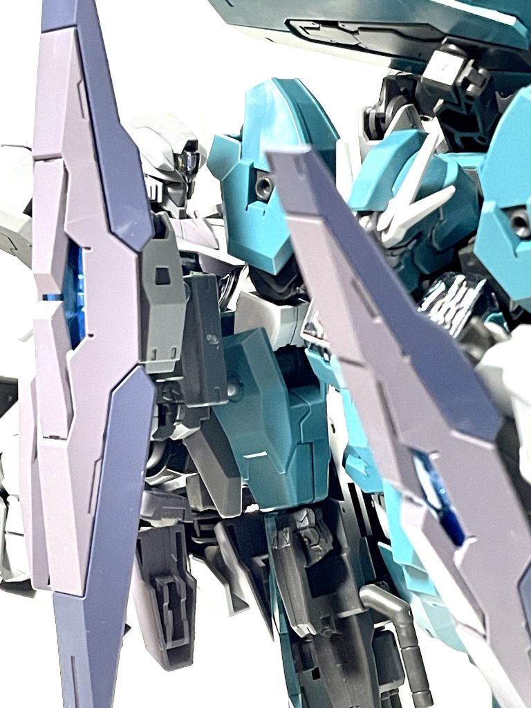 ボールデンアームアームズの部品でどうにか括り付けています。