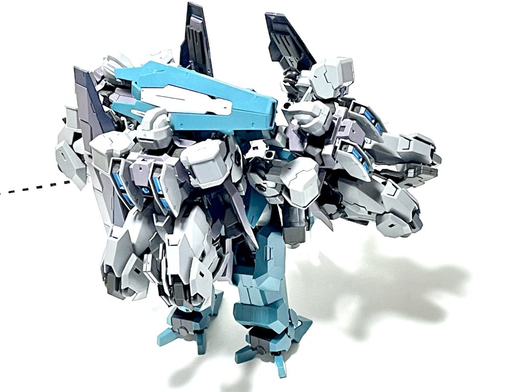 リアビュー。GAHW/3Gと言うよりは、ただガンヴォルヴァ3機にタカられたウルさんですが。当然、宇宙専用で、GN粒子を持たないルブリスウルで地上に行ったら、両肩と股関節が程なくモゲてしまうでしょうw