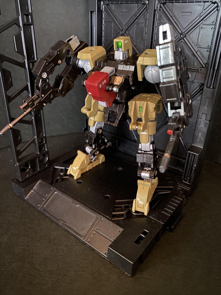 バオリパックにニカ姐が乗り込み分離すると聞いたのですが、若干頼りなさそうとも思えたので、支援機であるバオリパックの支援機ともいう何とも逆転の発想のような小型機を作りました。四肢はあるものの、何とも言えないターミネーター感あります笑