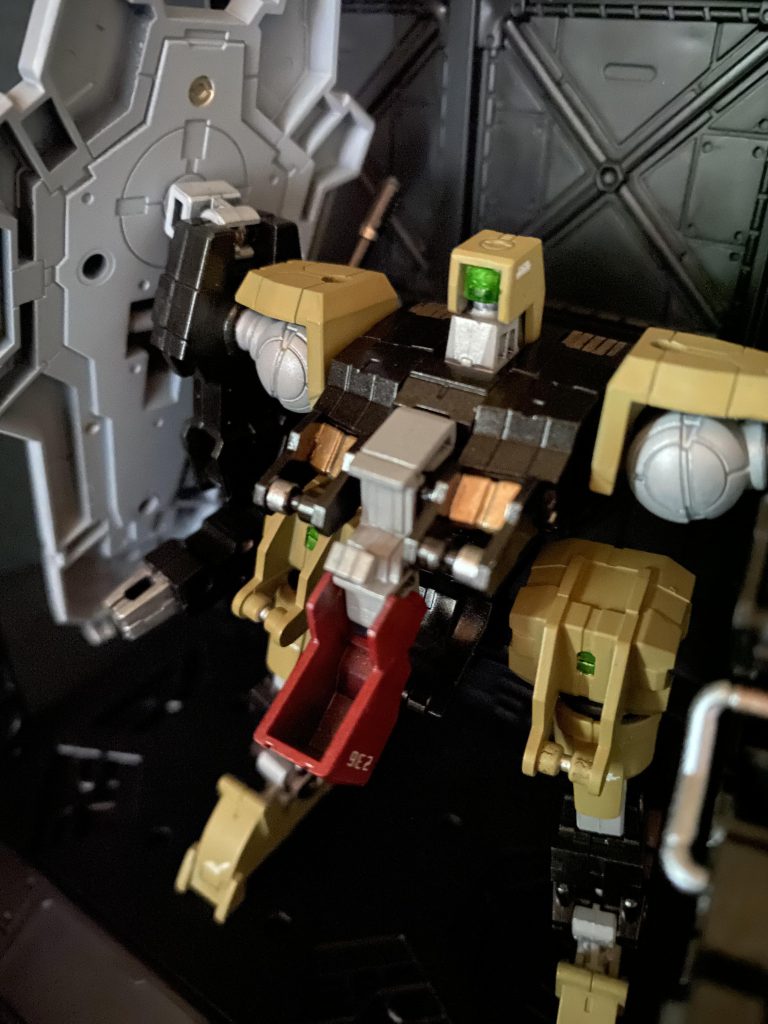 メカニックとパイロット、学園の先輩と後輩、同郷である地球寮の仲間。彼女との関係性はその全てに当てはまるが、そのどれも以上の固い絆で結ばれているはずだった2人。人生でやっと見つけたはずの大事なものを失ってしまった。全ては自分の業だ。「あーしは、確かに怒ってる。ニカ姐は何でも教えてくれるって思ってたから。楽しいこと、嬉しかったこと、MSのわかんないとこ、、でも、あーしが気付けなかった。一番側にいたあーしが。一番信頼関係があるって思ってたあーしが、、、あーしは、そんな鈍いあーし自身が一番許せなかったんだよ！」