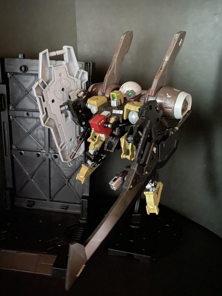 自立式小型機は、モビルクラフトなどの技術から発展したものであり、将来的なMSの小型化を提唱するためのプロトタイプとして作られた試作機が充てられた。また同じく長腕短脚のバランスでありながら優れた機動性をみせたルブリス ・ソーンの内骨格フレームのデータもバランス調整に参考にされたという。構造自体はMSに比べると簡易ながら、各種オプション武装を懸架する為のハードポイントが充実しており、バオリパック装備時には優れた機動性も発揮する。 