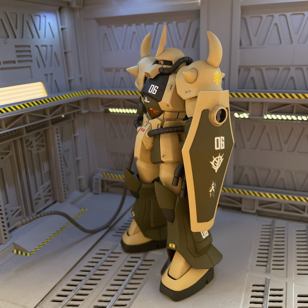 シールド側からブルーのグフとはかなり印象が変わり兵器っぽい感じになりました。