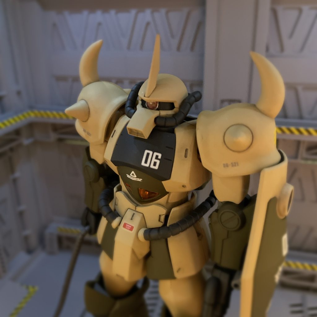 今回初めてモノアイの周りをシルバーで塗装しました。この方が自分的には良い感じだと思います。ブルーカラーのグフも良いですが、グフのデザートカラーは思ってた以上にカッコよく作ってみて正解でした。