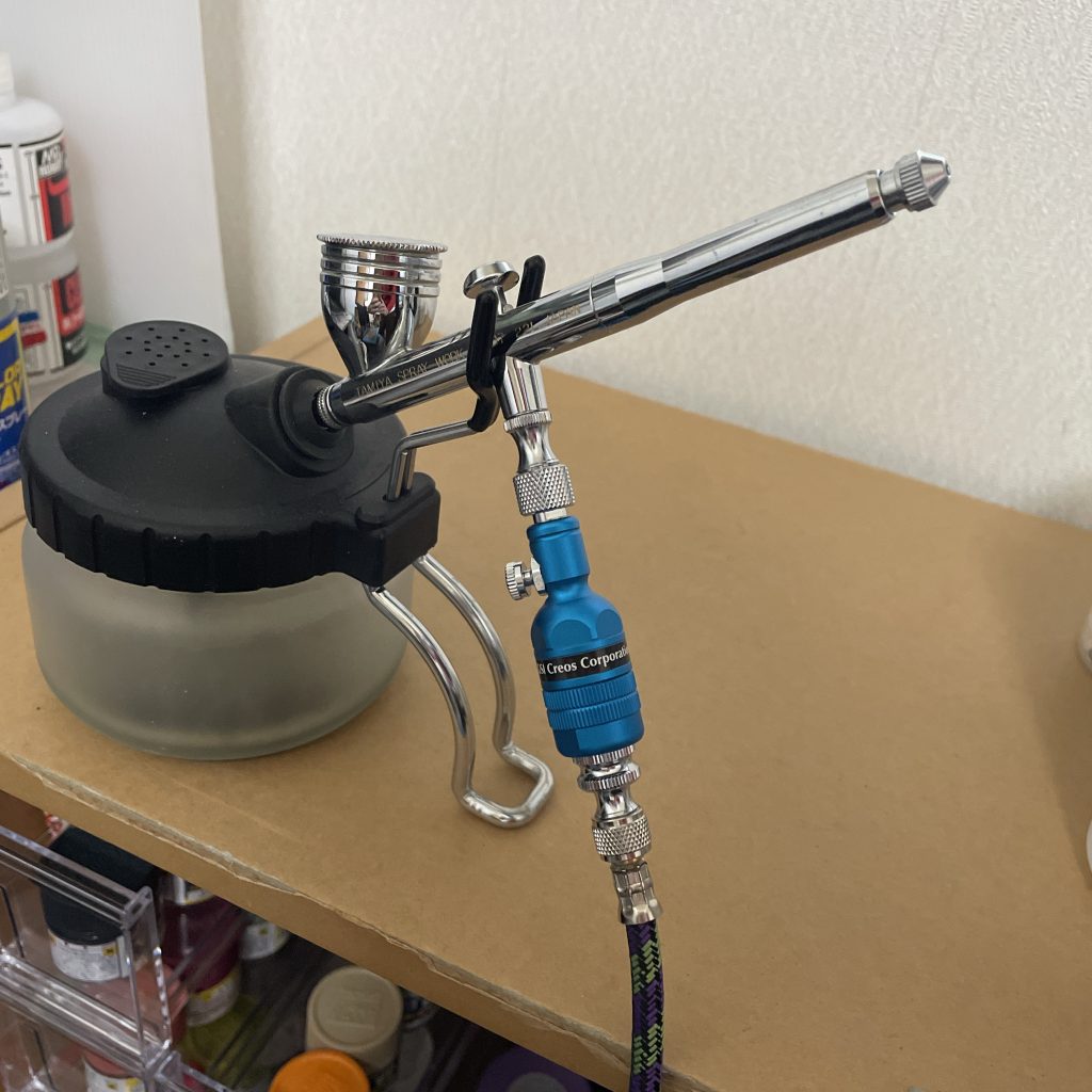 やっと導入できたエアブラシです。タミヤ・スプレーワークHGエアブラシにクレオス・MRドレン&ダストキャッチャーⅡライト使える色のバリエーションが増え細かい表現も出来る様になり、今まで以上に塗装工程が楽しくなりました。ドンドン作成して上達したいと思います。