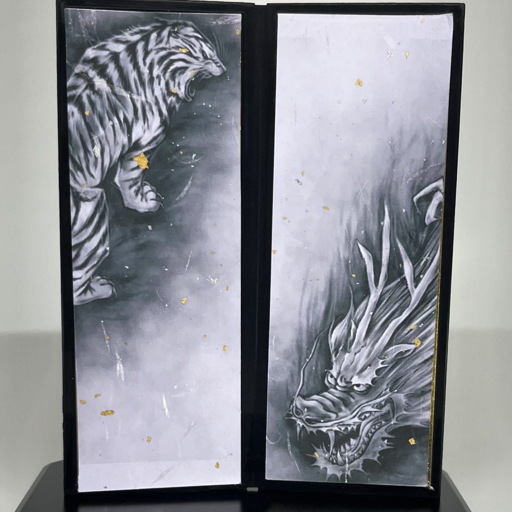 虎と龍の墨絵のフリー素材を印刷して貼り付けました。OA和紙を使ったので良い感じに仕上がりました。