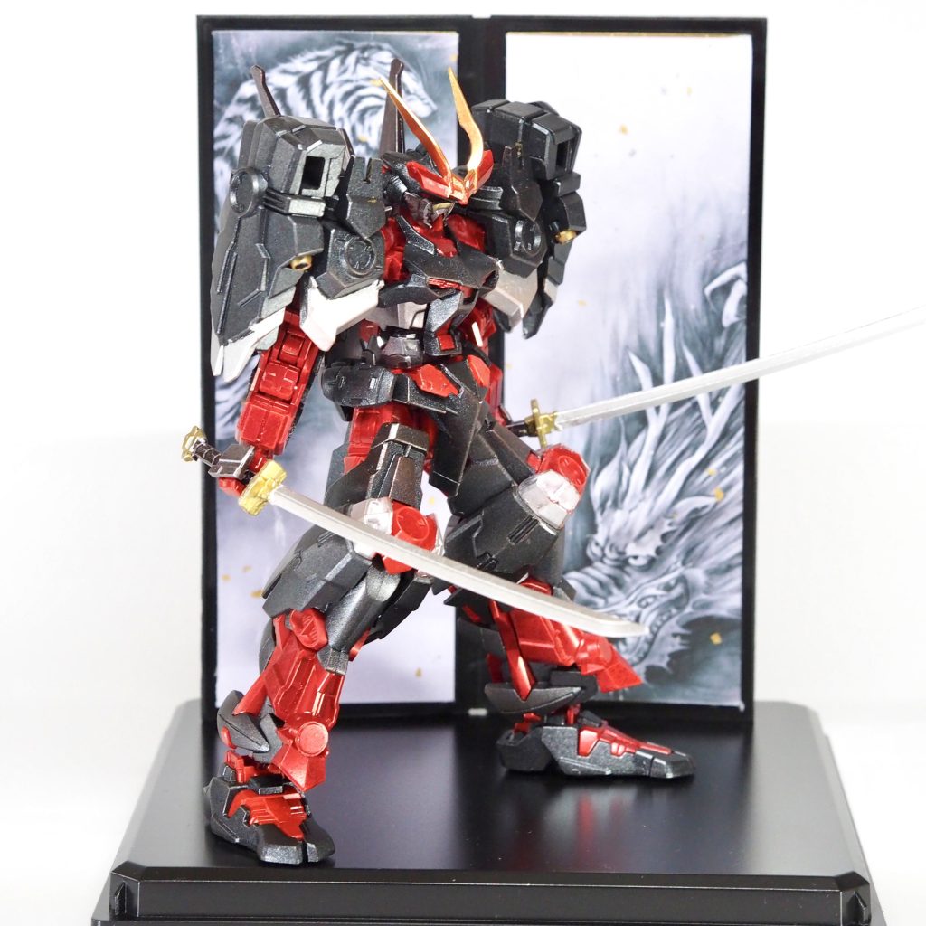 黒、赤、金のカラーリングは天ミナに似てしまうと思い「真武者頑駄無 戦国の陣 黒衣大鎧」のカラーリングを参考に塗装しました。