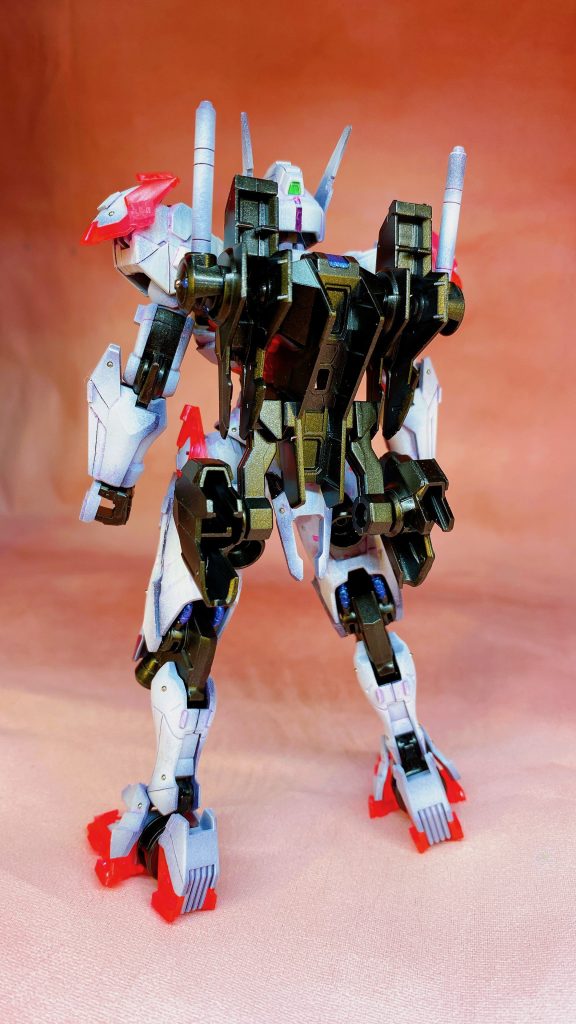 腹部を１ミリ延長した以外はキットのままで、フリーハンドでのスジボリの追加やプラ板、１ミリスチールボールでディテールの追加を行っています。クリアパーツもランナータグを削ってガラスヤスリでキレイにしてから貼り付けしました。