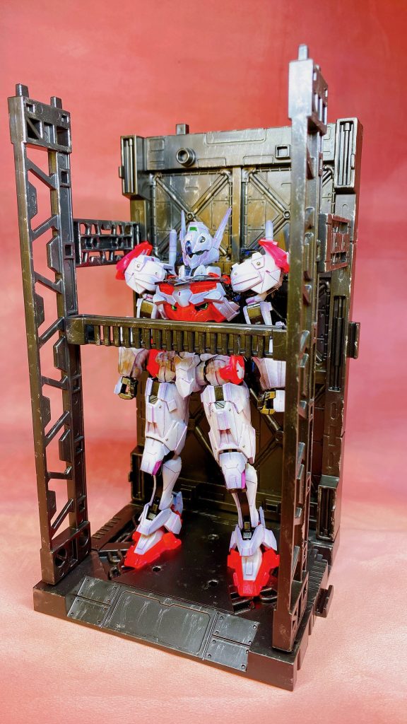 100均で手に入れたディスプレイベースを銀でドライブラシして汚しています。